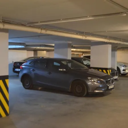 Flat At The Edge Of The Center + Parking